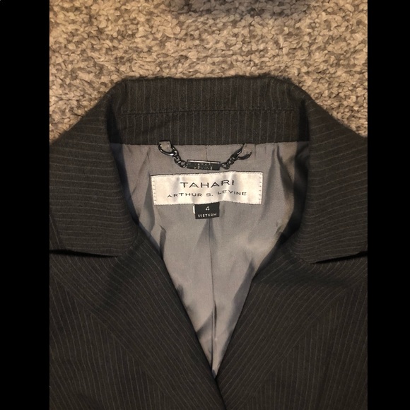 Tahari size 4 grey suit jacket - Picture 2 of 4